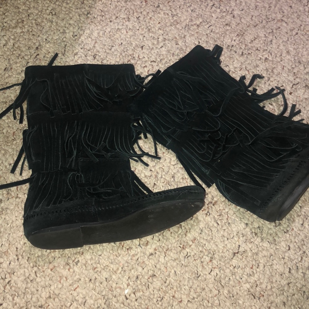 Women’s Minnetonka black fringe booties size 9
